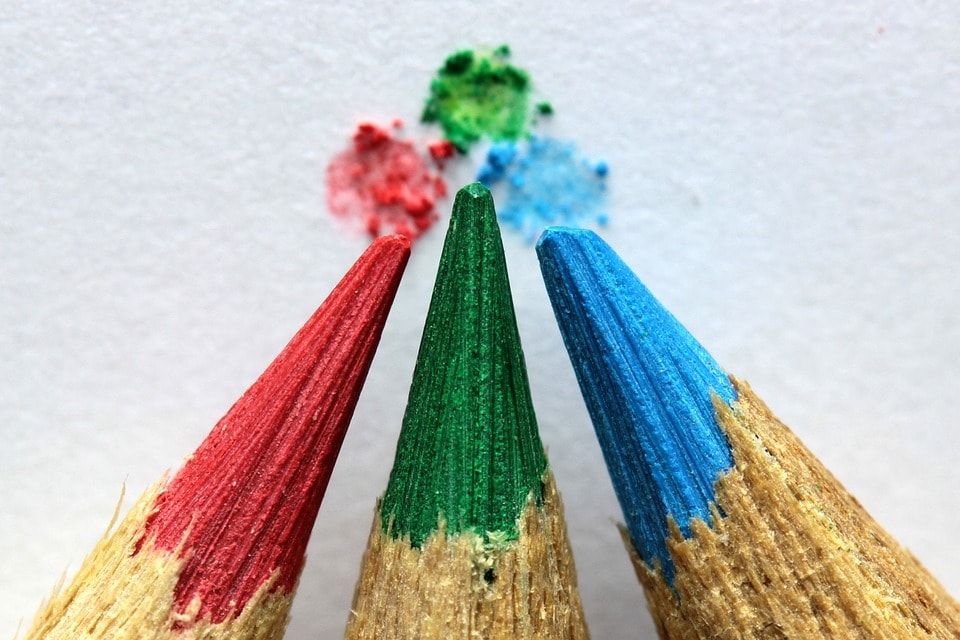 red green and blue colored pencils