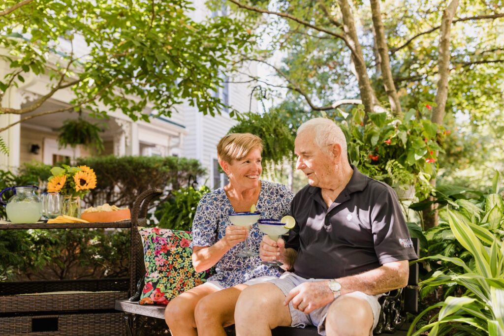 resident and family member enjoying cocktails